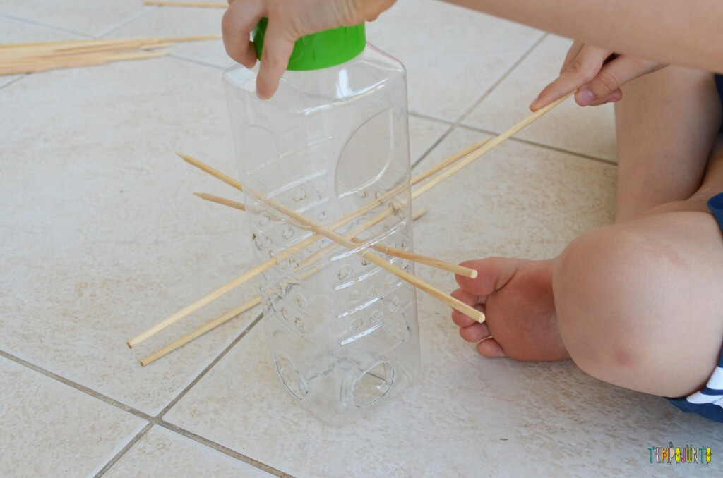 Cai Não Cai De Garrafa Pet Um Cai Nao Cai Feito Por Uma Crianca Para Jogar Em Familia Enfiando Palitos 1024x67 Como Fazer Um Brinquedo Brinquedo Com Garrafa Pet Brinquedos Feitos Em Casa