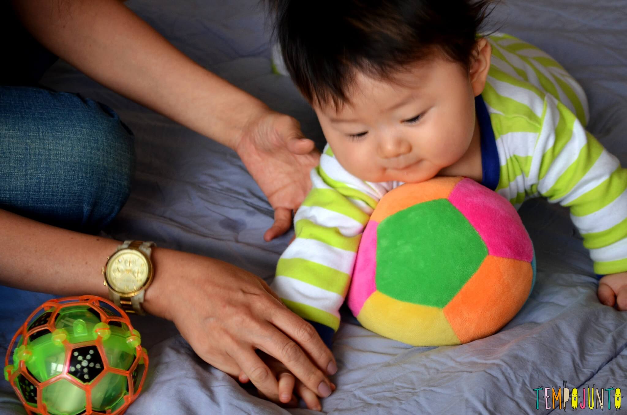 Using Bolas Como exercitar o bebê brincando com diferentes tipos de bolas ...